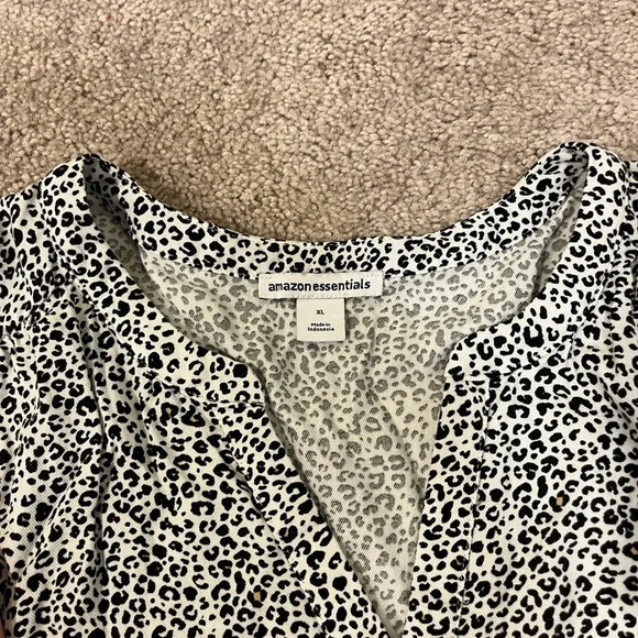 Amazon Essentials Woven Blouse - Picture 4 of 5